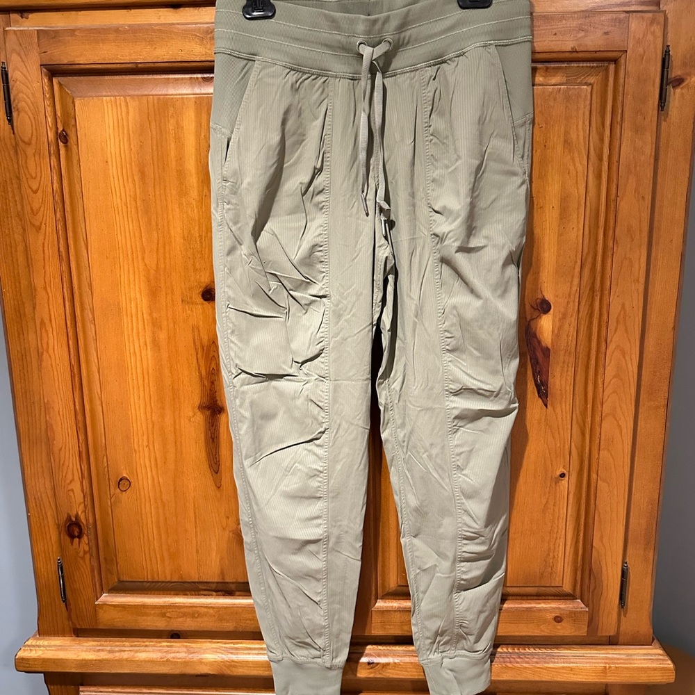Lululemon sage green joggers size 8